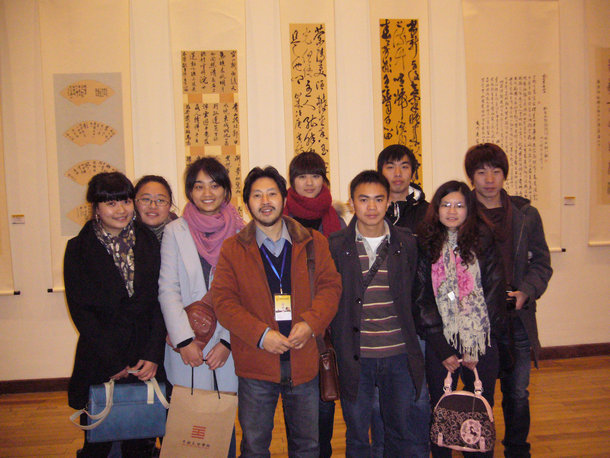 邱世鸿老师带领部分书画专业学生参观中国美院的展览,后为德州扑克游戏